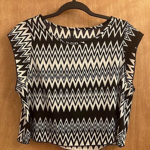 Zinga black and white cropped tribal Aztec print short sleeve top size small